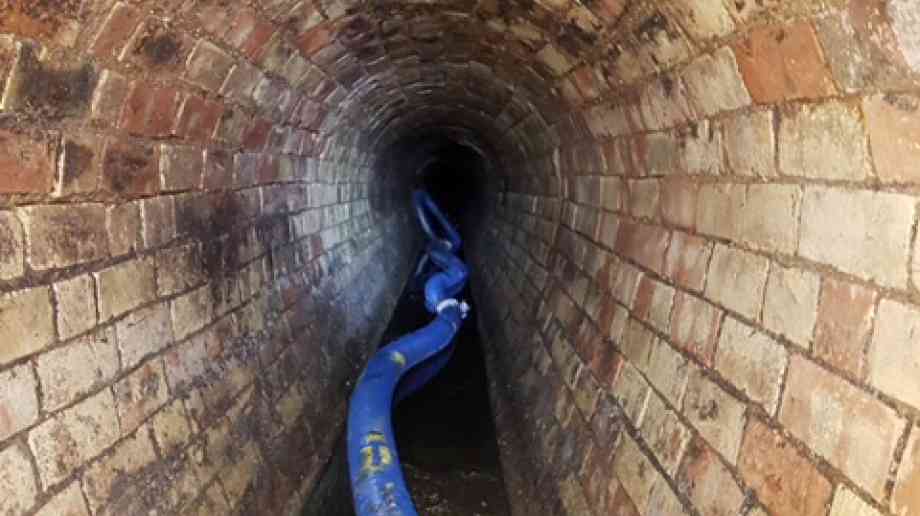 Whitechapel fatburg after vacuumation hose